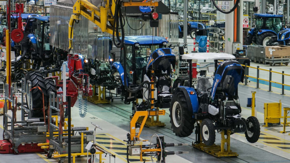 Ürettiği üç traktörden birini ihraç etti