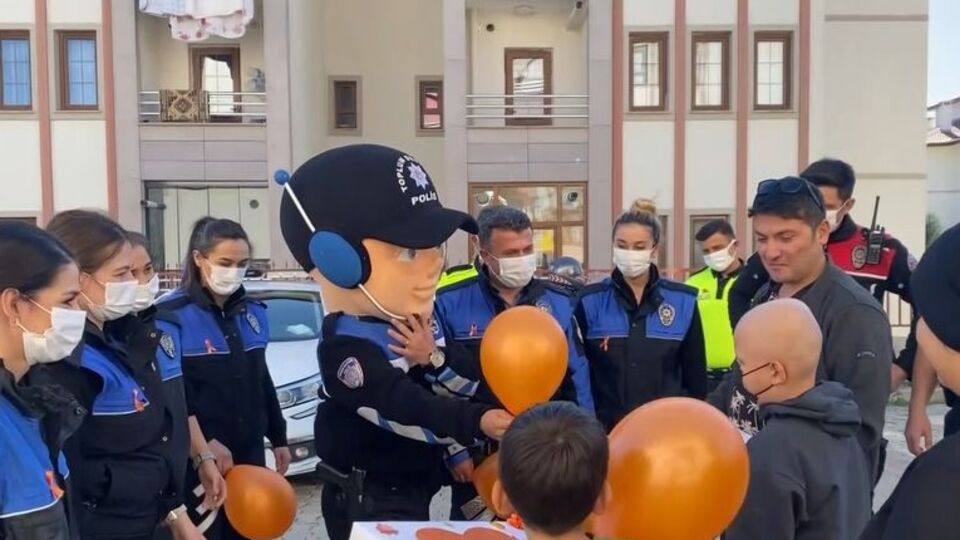 Lösemili Miraç Efe'ye polislerden eğlence operasyonu