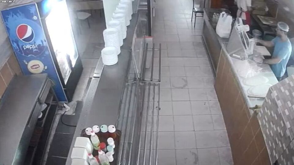 Lokantanın içine yıldırım düştü