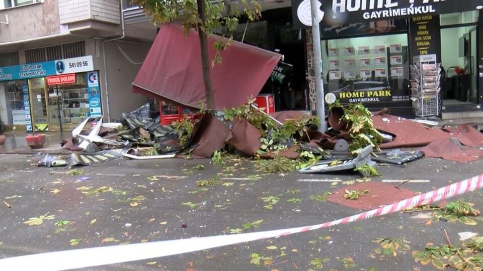 Çatıdan kopan parçalar kafasına düştü