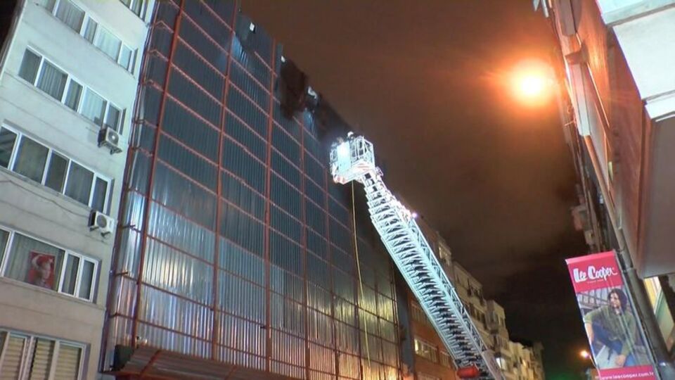 Şişli'de fırtına binadaki levhalar koptu