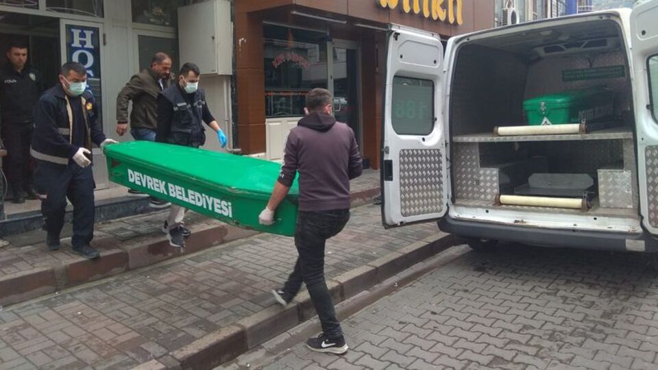 Otel odasında ölü bulundu