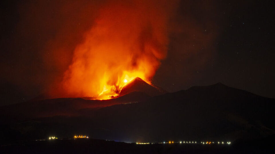 Etna Yanardağı yeniden faaliyete geçti