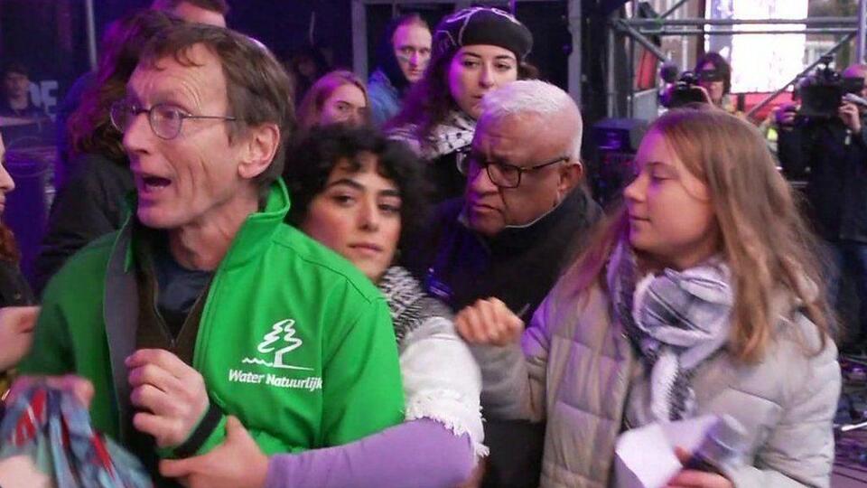 Amsterdam'daki iklim eyleminde bir kişi, Filistin'e destek veren Greta Thunberg'in elindeki mikrofonu almaya çalıştı