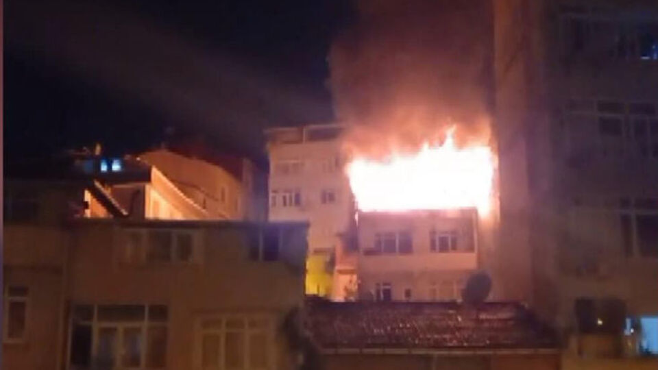 Şişli'de 4 katlı binanın çatısında yangın paniği