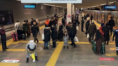 Metroda yolcular mahsur kaldı