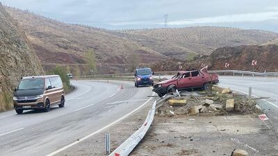 Refüje çarpan otomobil devrildi: 2 ölü, 1 ağır yaralı