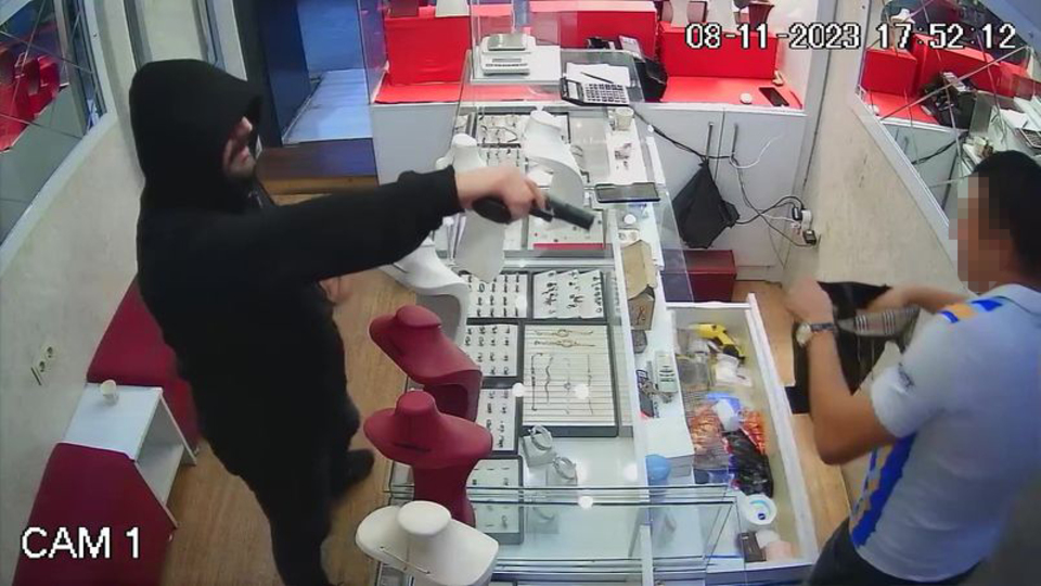 "Altınları doldur yoksa vururum!" Sakar soyguncu kendini vurdu!