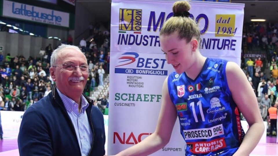 Isabelle Haak'a ilginç ödül!