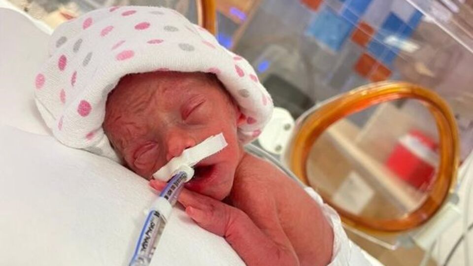 Parmak bebek hayata tutundu!