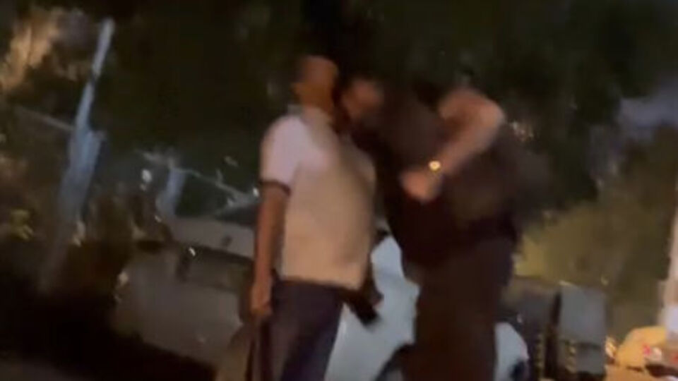 Sokak ortasında darp etti! Saldırı anını kaydettirdi