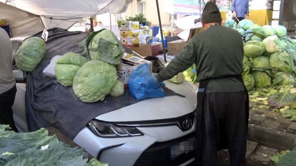 Pazar yerinde bıraktı, lahana tezgâhı oldu