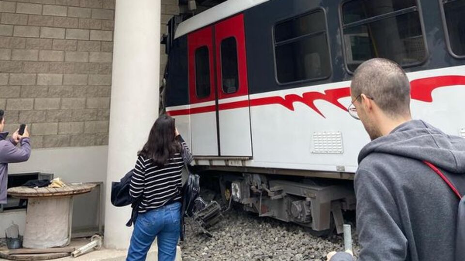 İzmir'de seyir halindeki metro raydan çıktı!
