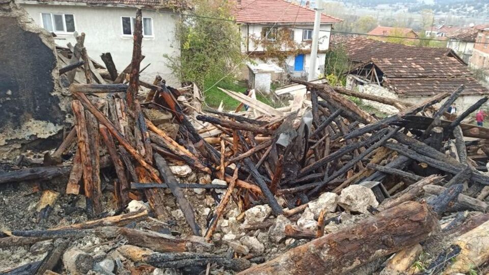 Yaşlı kadın alevlerden kurtulamadı