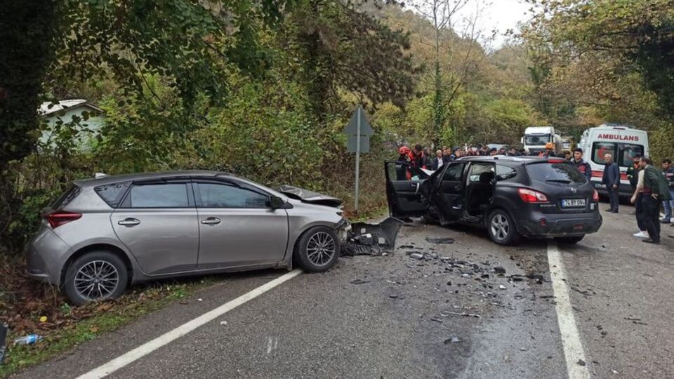 Kafa kafaya çarpıştılar: 1 ölü, 5 yaralı