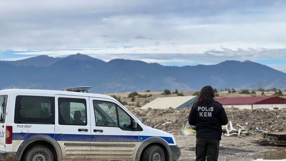Sokak köpeği buldu, polis alarma geçti