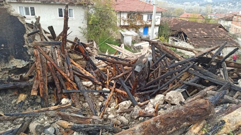 Kütahya'da ahşap ev yangını: 1 ölü