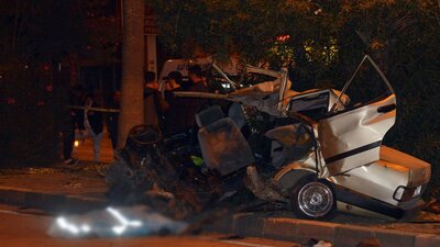 Refüjdeki ağaçlara çarptı! 3 ölü, 2 yaralı