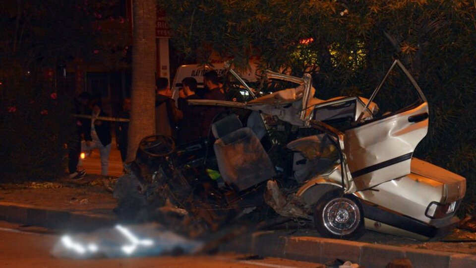 Refüjdeki ağaçlara çarptı! 3 ölü, 2 yaralı