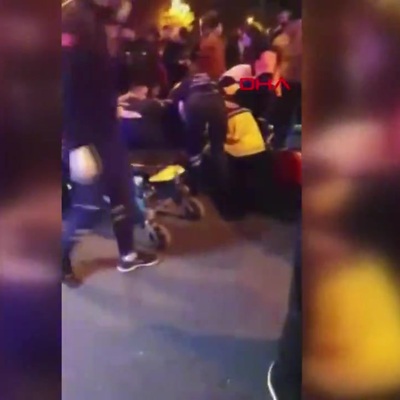 Takla atan otomobil motosikletin üzerine devrildi; olay yerinden kaçan sürücü yerine başka birini gönderdi: 1 yaralı