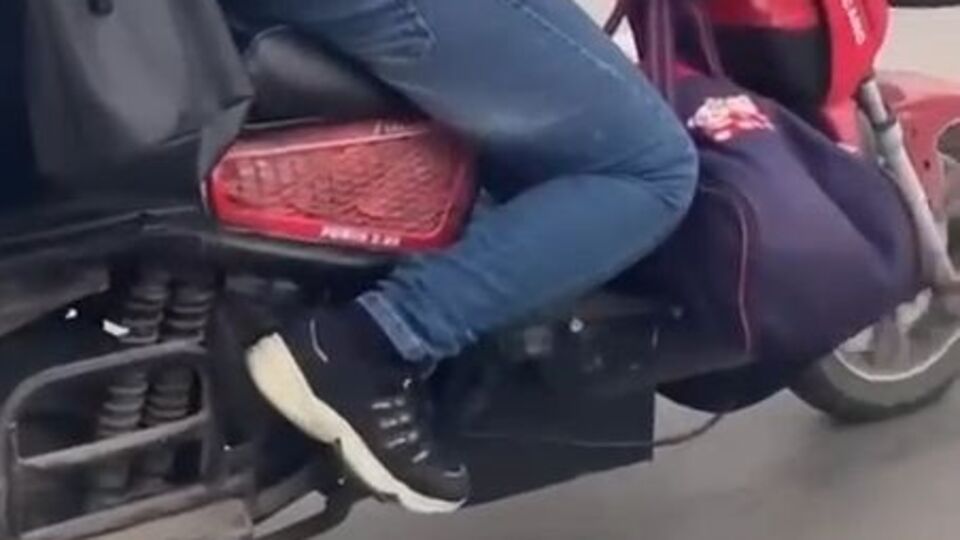 Su damacanası değil taşıdığı bebek!