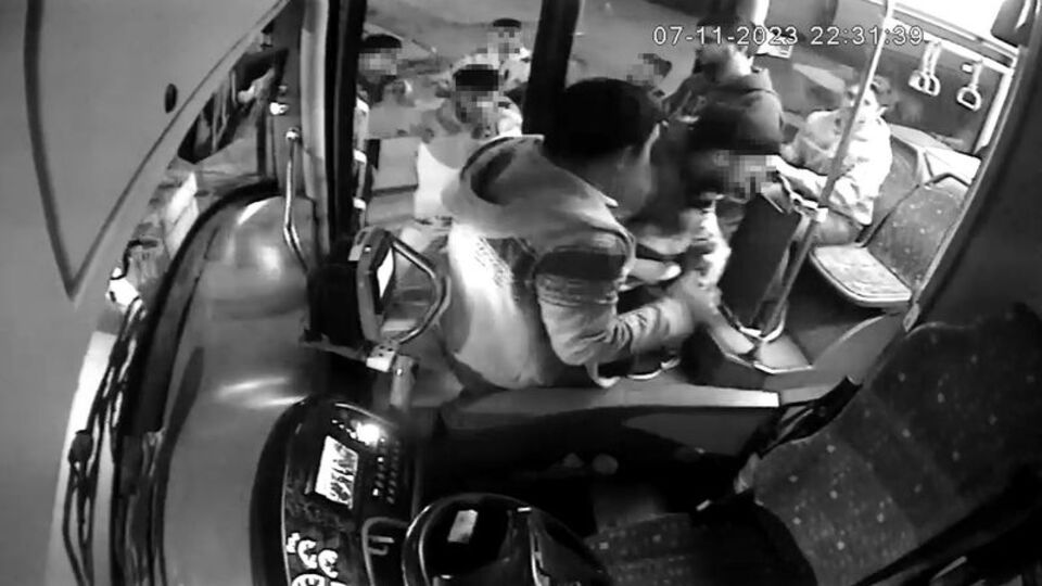 15 kişinin saldırdığı genci otobüsüne alarak böyle kurtardı