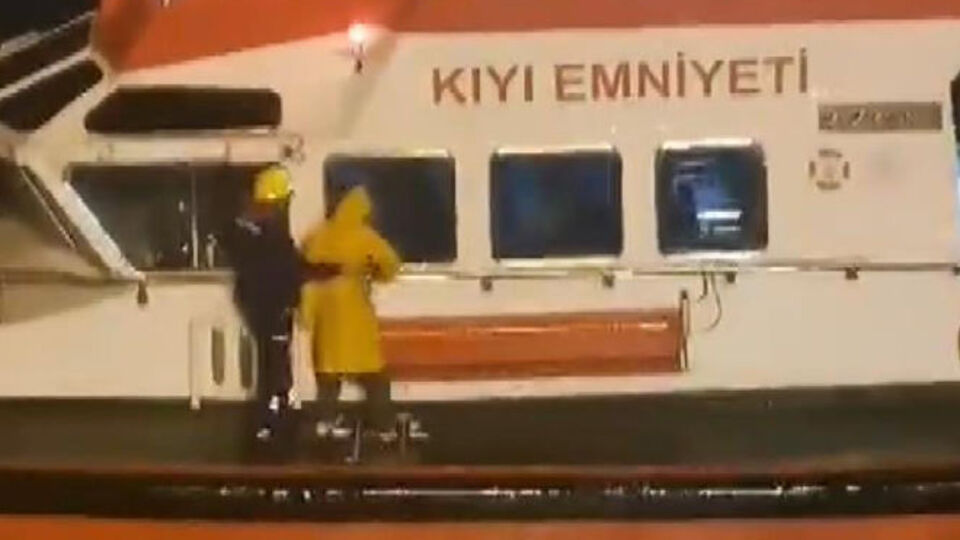 Yaralı gemi personeli kurtarıldı