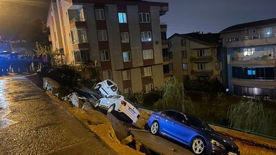 Duvar çökünce 4 araç çukura düştü