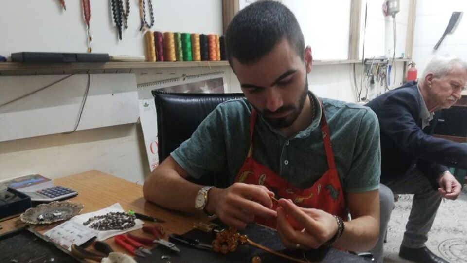Dede mesleği tesbihçiliği itinayla sürdürüyor