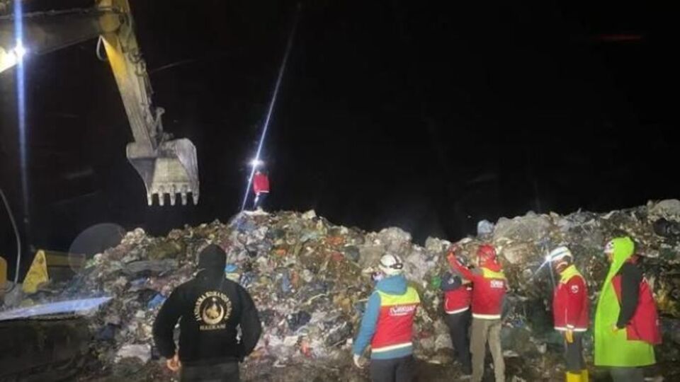 Kayıp işçi tonlarca çöpün altından çıktı!