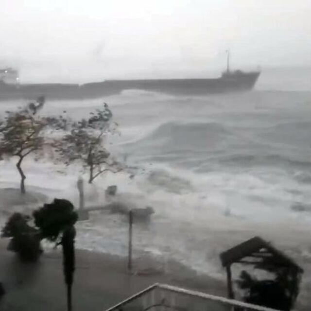 Zonguldak'ta yük gemisi karaya oturdu
