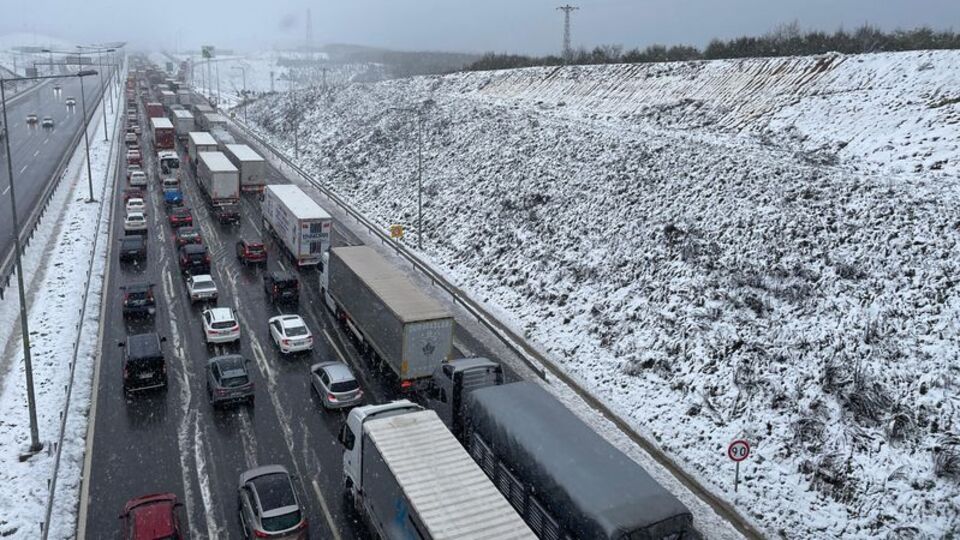 Kasım ayında TEM Otoyolu'nda kar trafiği!