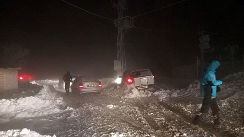 Düzce'de yaylada mahsur kalan 13 kişi kurtarıldı