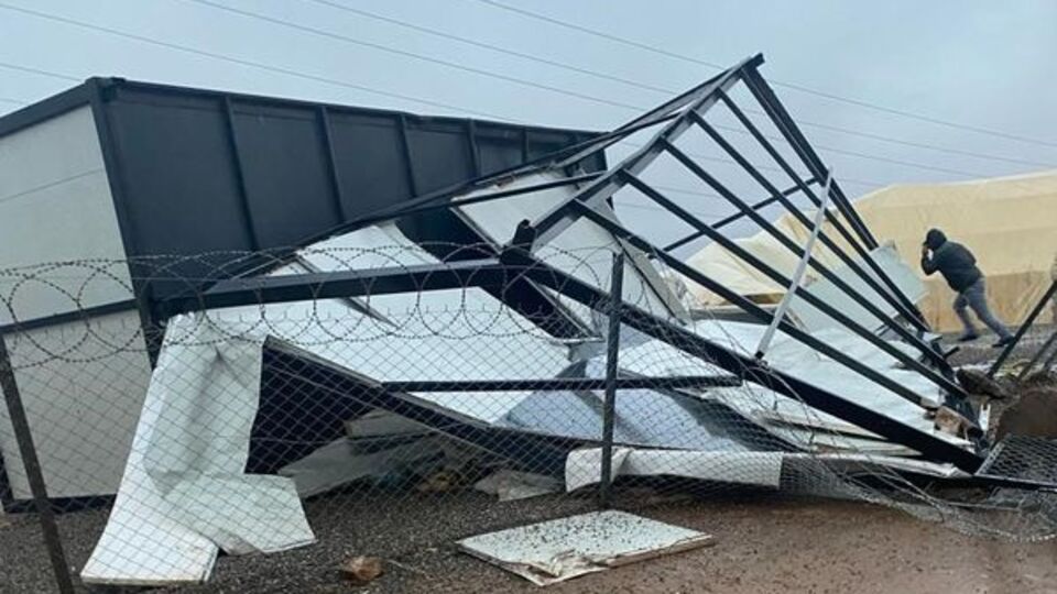 Fırtına işçilerin konteynerlerini devirdi!