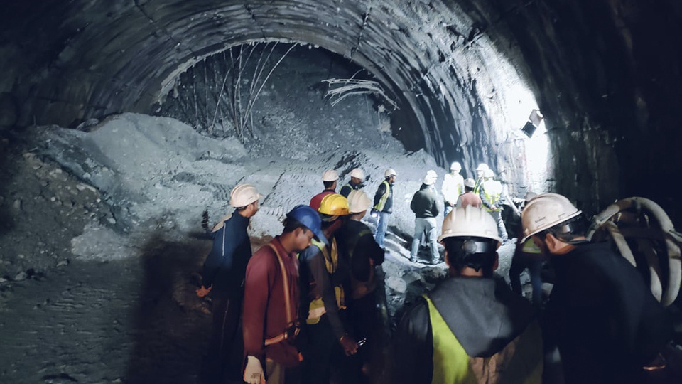 Hindistan'da mahsur kalanlar için zaman karşı yarış