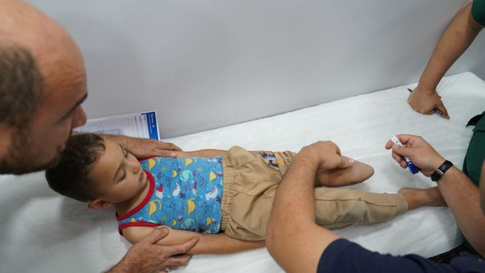 Depremzede Murat, protez bacakla yaşama yeniden tutundu