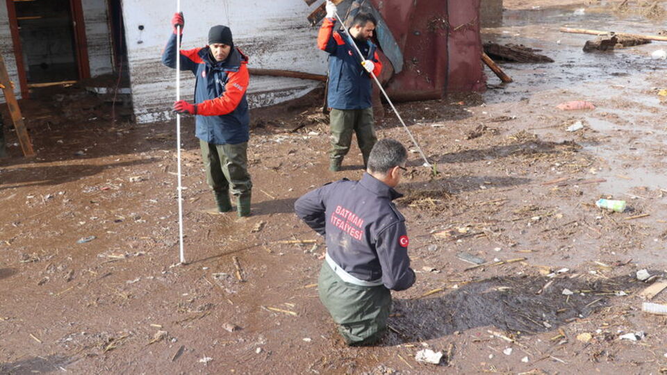 Babaanne ve 3 torunu selde can verdi!