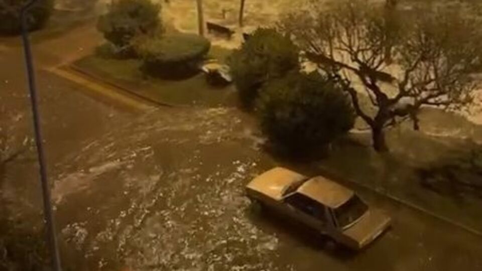 Bursa'da deniz karayla birleşti!