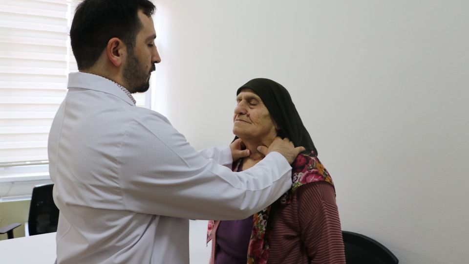 Boğazından 30 santimetre tiroit kitlesi çıkarıldı!