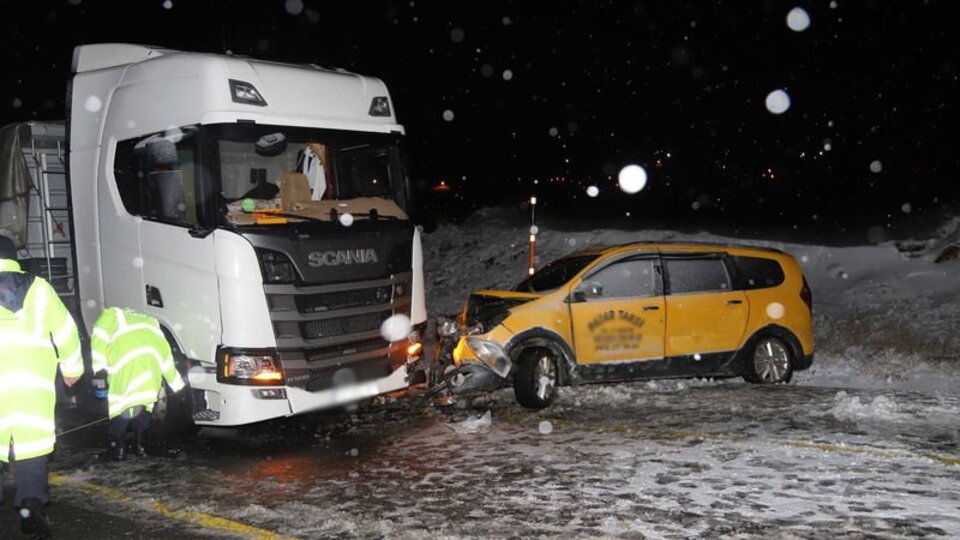 Kars'ta taksi ile TIR çarpıştı: 1 ölü, 3 yaralı