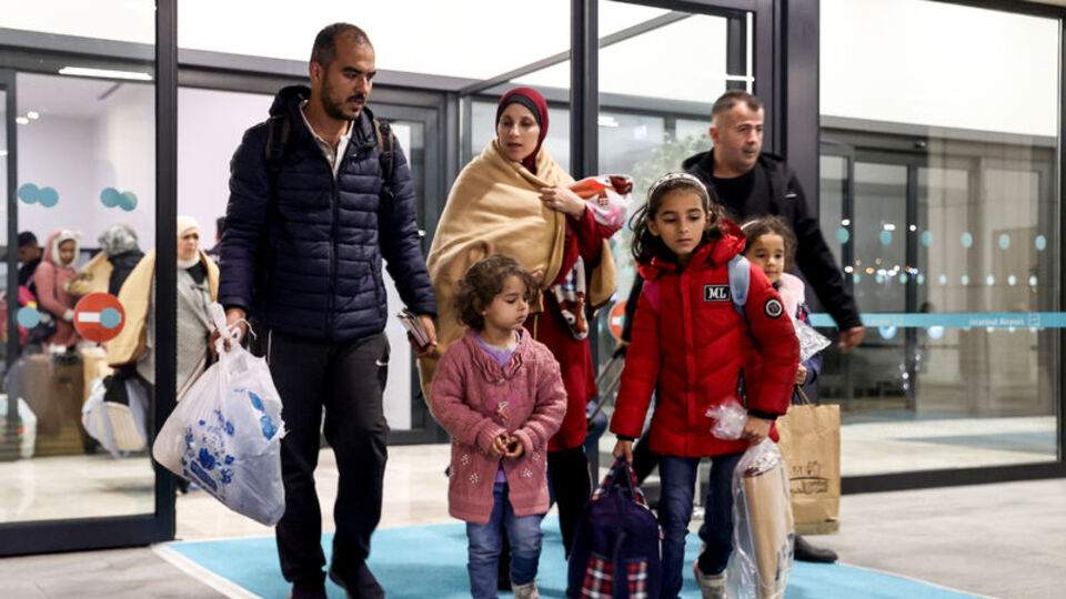 Gazze'den tahliye edilen vatandaşlar Türkiye'ye getirildi