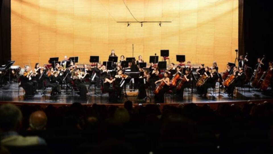 Genç orkestra şefi Öğretmenler Günü konserinde sahnede