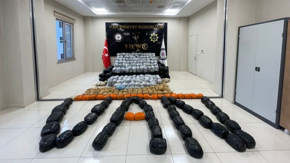 Van'da 1 ton 150 kilo esrar ele geçirildi