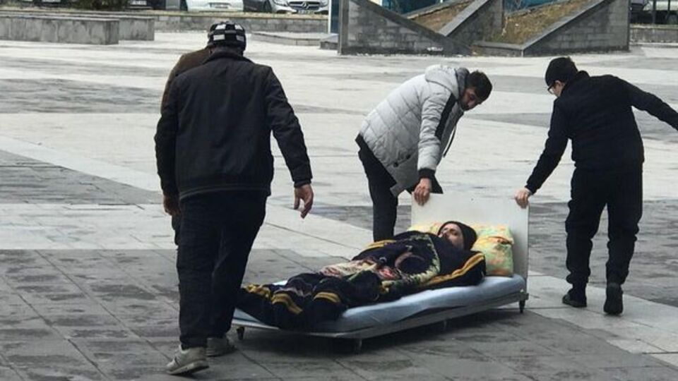 Şoke eden görüntü! Boşanma davasına bu şekilde getirildi