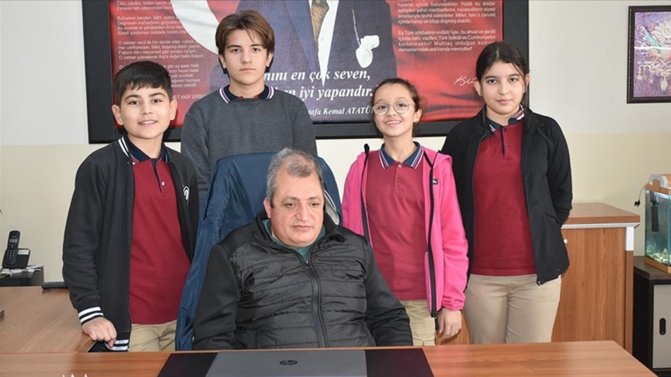 Görme engelli rehberlik öğretmeni öğrencilere kariyer hedefi çiziyor