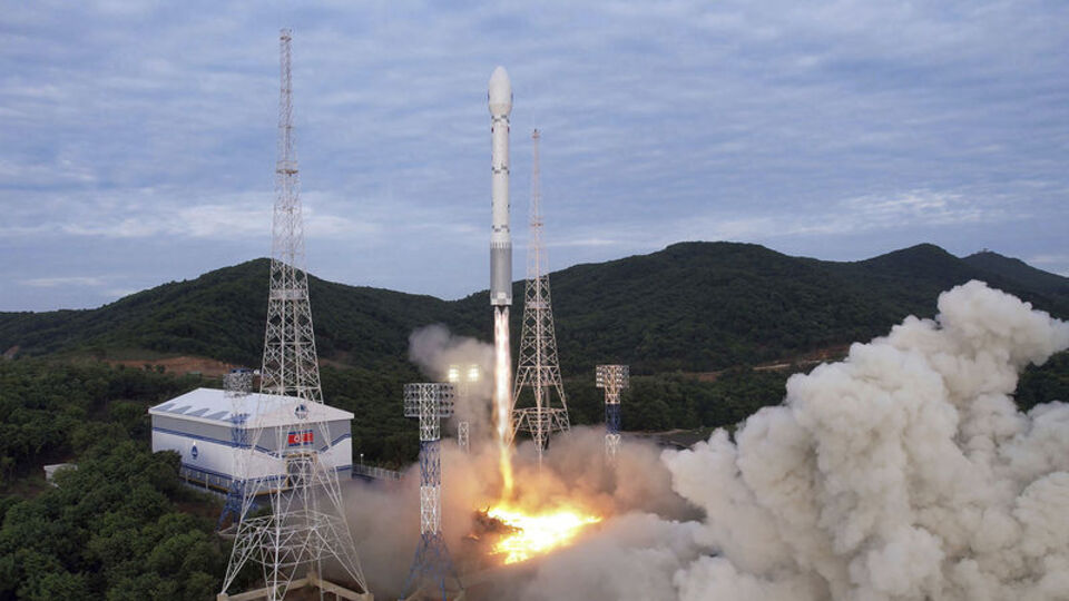 Kuzey Kore casus uydu taşıyan bir roket fırlattı