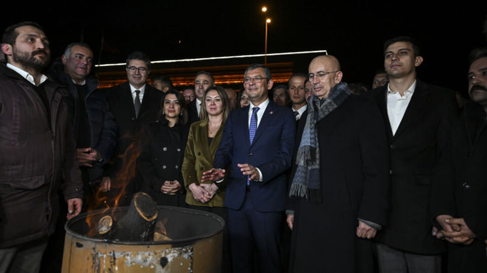 Özel'den 'adalet ateşi' eylemine destek