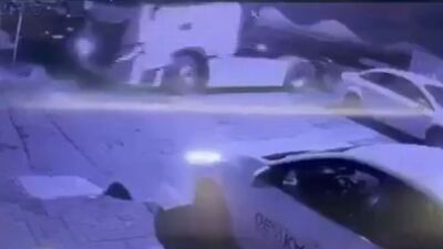 O anlar kamerada! TIR ara sokağa girdi çarpa çarpa gitti!