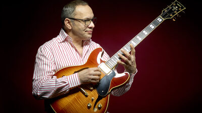 Caz gitarının ustası İstanbul'a geliyor