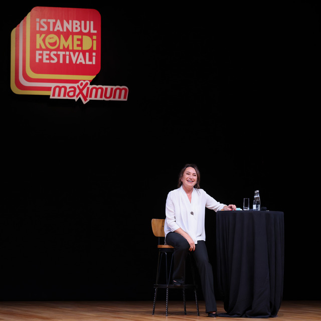 Gülmeceli canlı biyografi sunumu